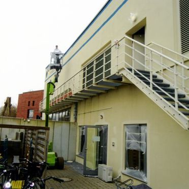 Hausfassade wird mit Kran bemalt